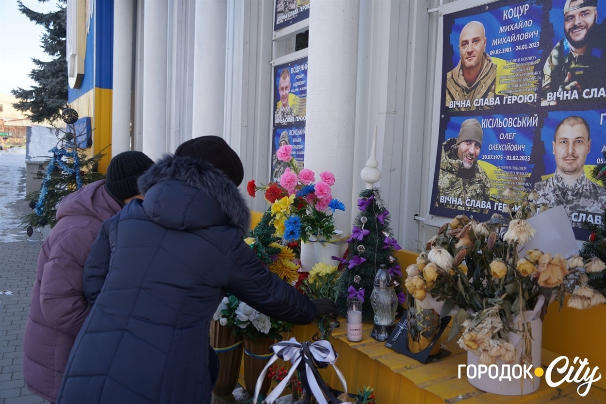 Покладання квітів рідними воїна до Стели пам'яті