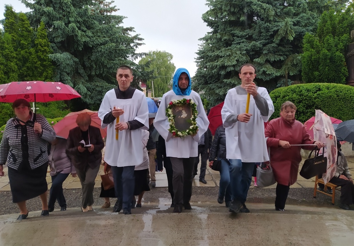 Такою процесією парафіяни нагадували городоччанам, що спершу чудотворна ікона Святого Антонія зберігалася у храмі Св. Анни (район «Щидлівщина»).