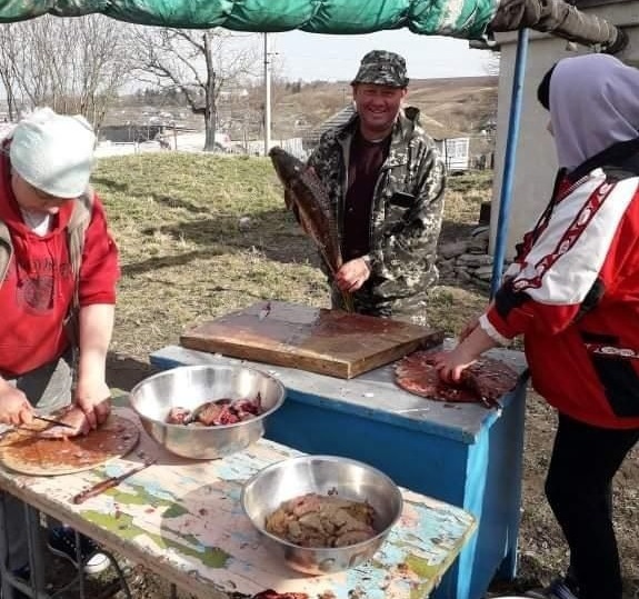 Для рибних консерв місцеві рибалки наловили риби.