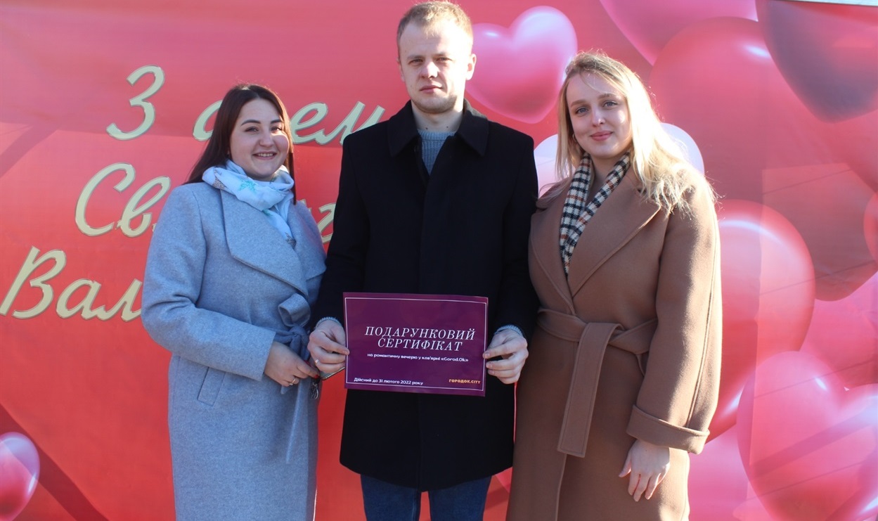 Подарункові сертифікати переможцям вручали особисто партнери конкурсу.