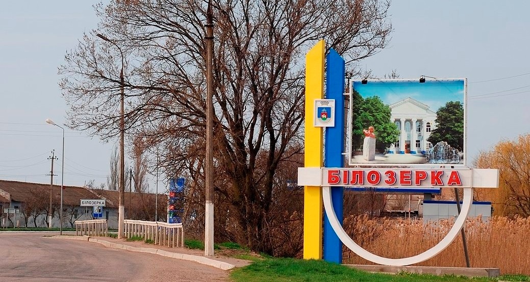 21 травня між 18-ю та 19-ю годинами російські військові обстріляли селище Білозерка на Херсонщині. Місцеві жителі повідомили Суспільному про трьох загиблих.