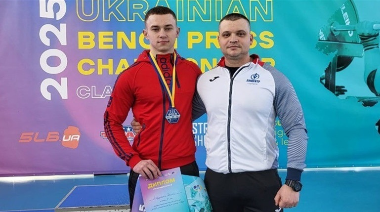 Віталій Задорожний зі своїм тренером Василем Ретуковим.