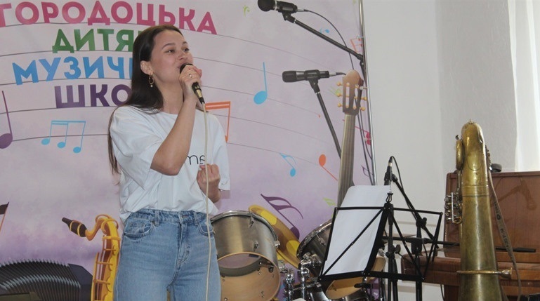 30 квітня Вікторія вперше за два місяці вийшла на сцену. Співала тоді городоччанка для військових у стінах своєї рідної музичної школи.