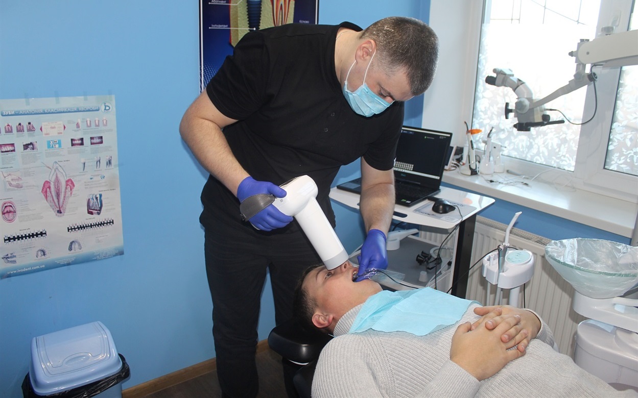 Усі дані про пацієнта синхронізуються в одній системі, лікар у будь-який момент може зі свого смартфону поглянути на модель.