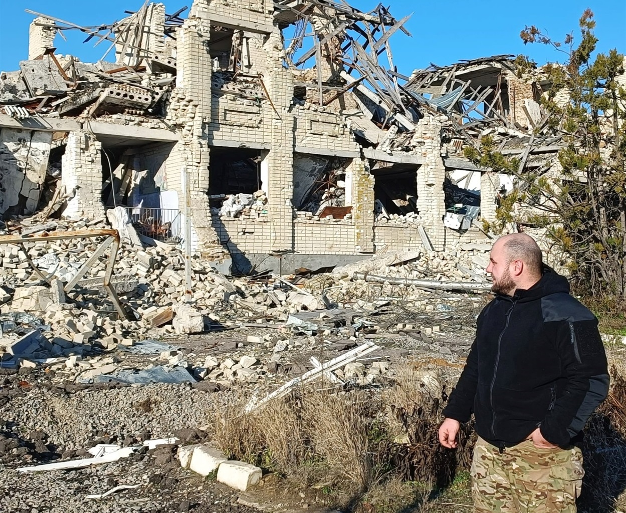 Андрій Михайлов в одному із зруйнованих міст України 
