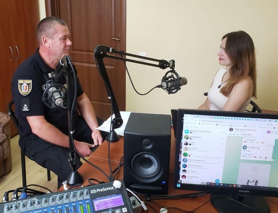 Юрій Плавуцький та Маріанна Шкаврон під час ефіру на Городоцькому радіо.
