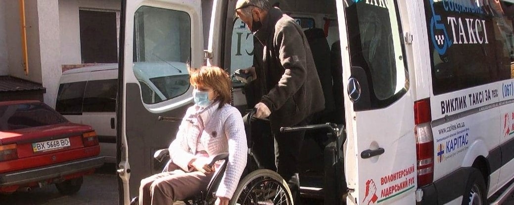 У Хмельницькому діє послуга безкоштовного соціального таксі уже чотири роки.