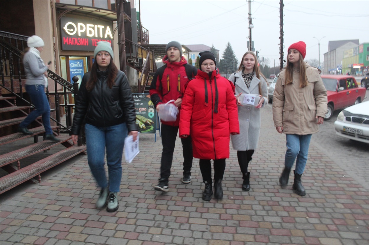 Скриньки для збору коштів члени Молодіжної ради розмістили у кав'ярнях та магазинах міста Городок. 