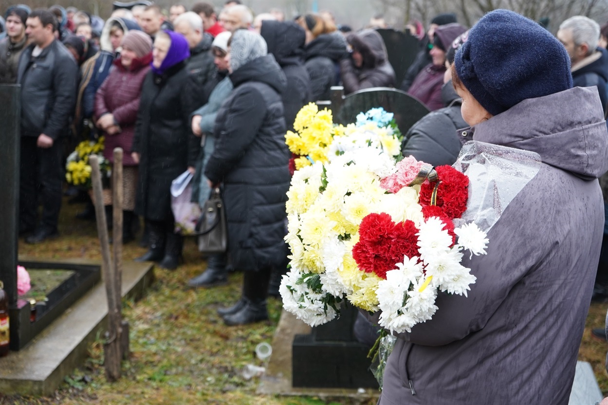 На кладовищі у селі Липівка.