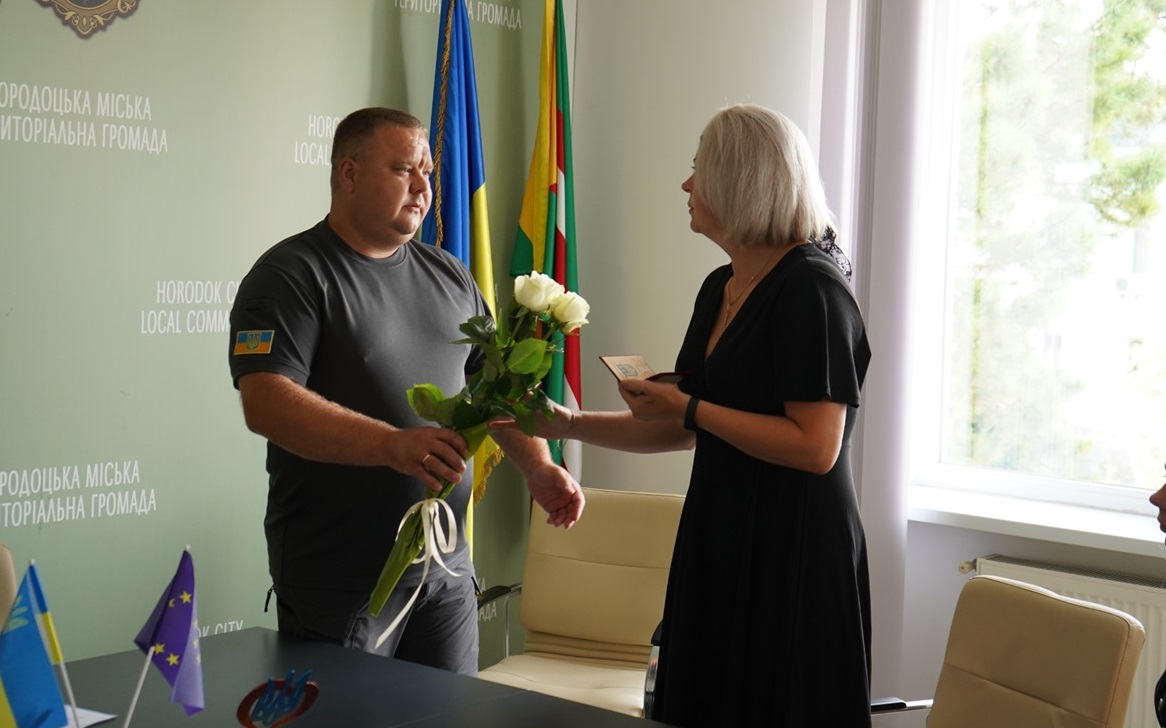 Анатолій Катеренчук вручає нагороду матері Вадима Сурмія