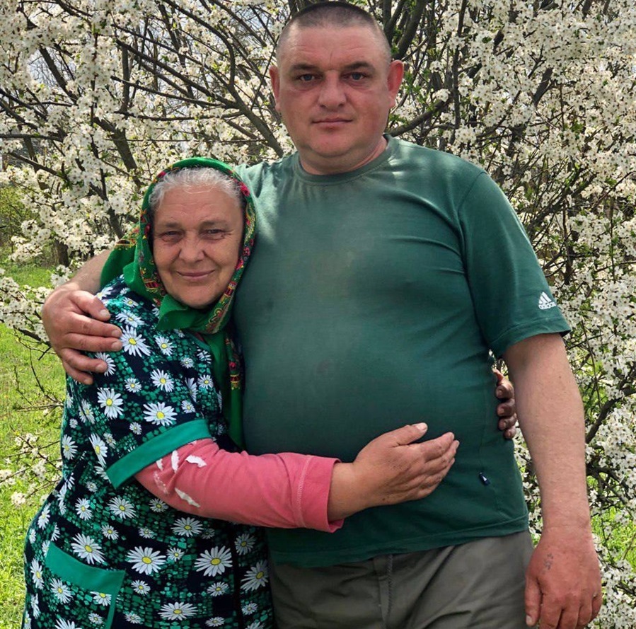 Олександр разом із мамою.
