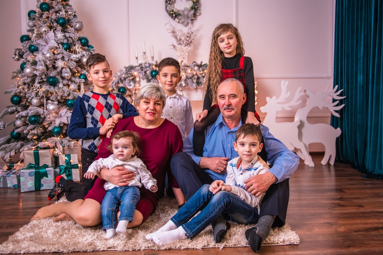 Діти між собою дуже дружні. Гарно спілкуються із своїми двоюрідними братами і сестрами і люблять проводити час із своїми дідусями та бабусями.