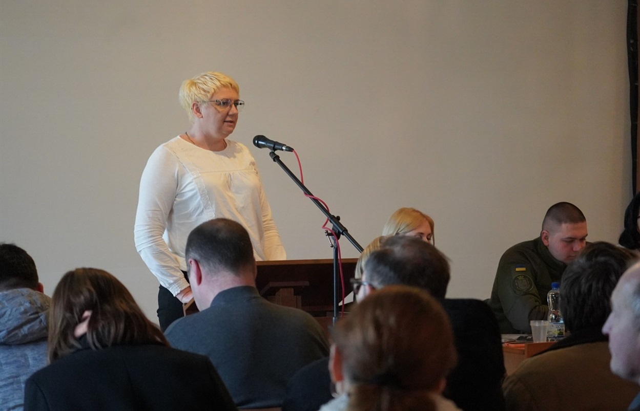 Представниця військової адміністрації під час зустрічі у Городку