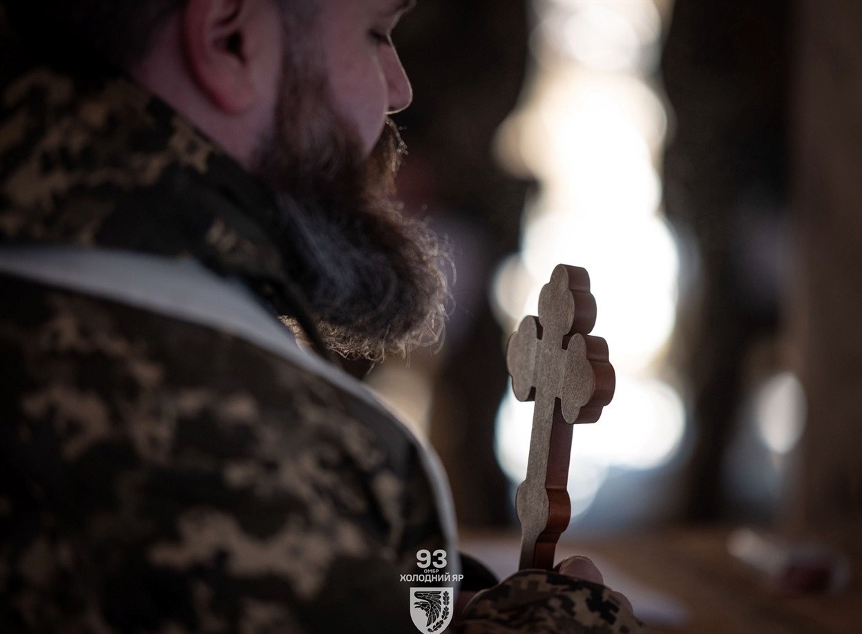 Ті, кого не вистачає на передовій: чому українському війську потрібні капелани