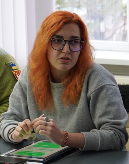 Оксана Цінчик роз'яснює нововеддення військового обліку жінок.