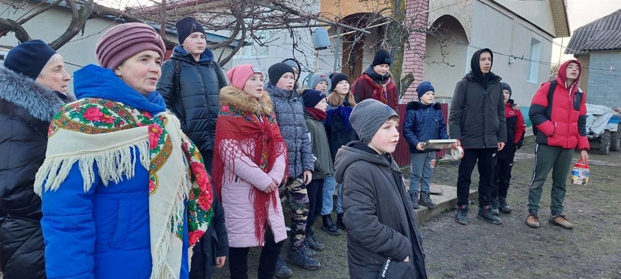 Варто зазначити, що перших 53 тисячі гривень на автівку вже є. Їх 30 грудня наколядували освітяни Турчинецької філії Городоцького ліцею №2.