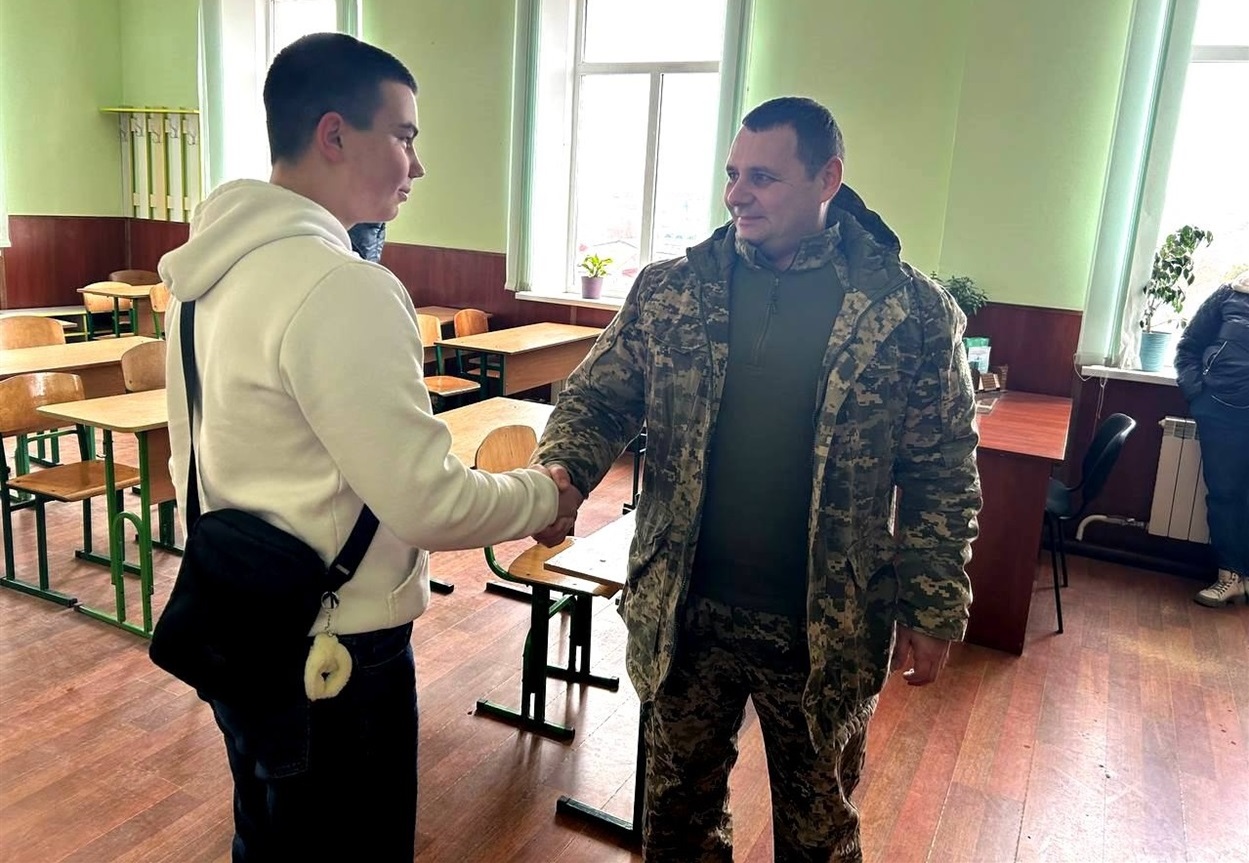 Ліцеїсти дякують воїну за те, що можуть навчатися