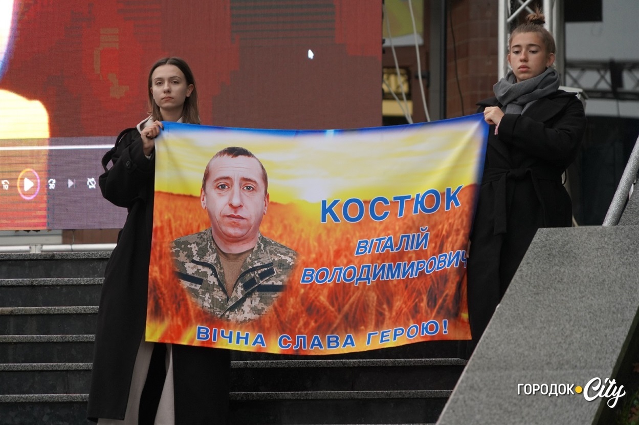 Стяг із зображенням Віталія Костюка