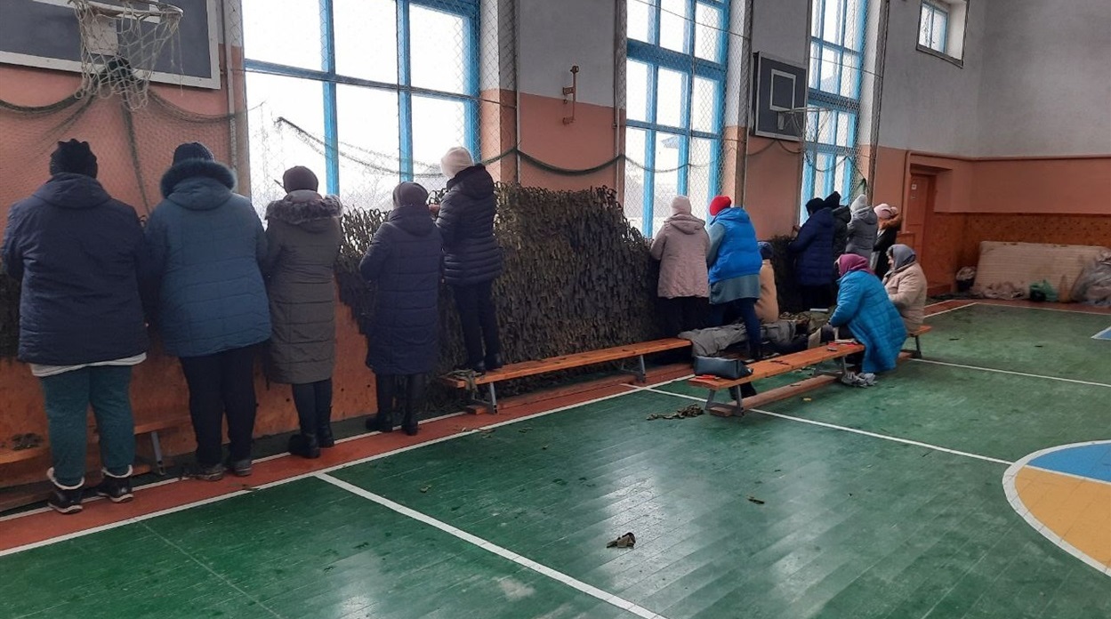 Спершу жительки села Чорниводи плели маскувальні сітки.