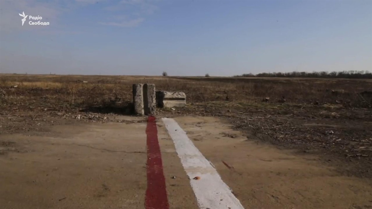 Умовний кордон між територією, яка підконтрольна Україні та територією, тимчасово окупованою росією.