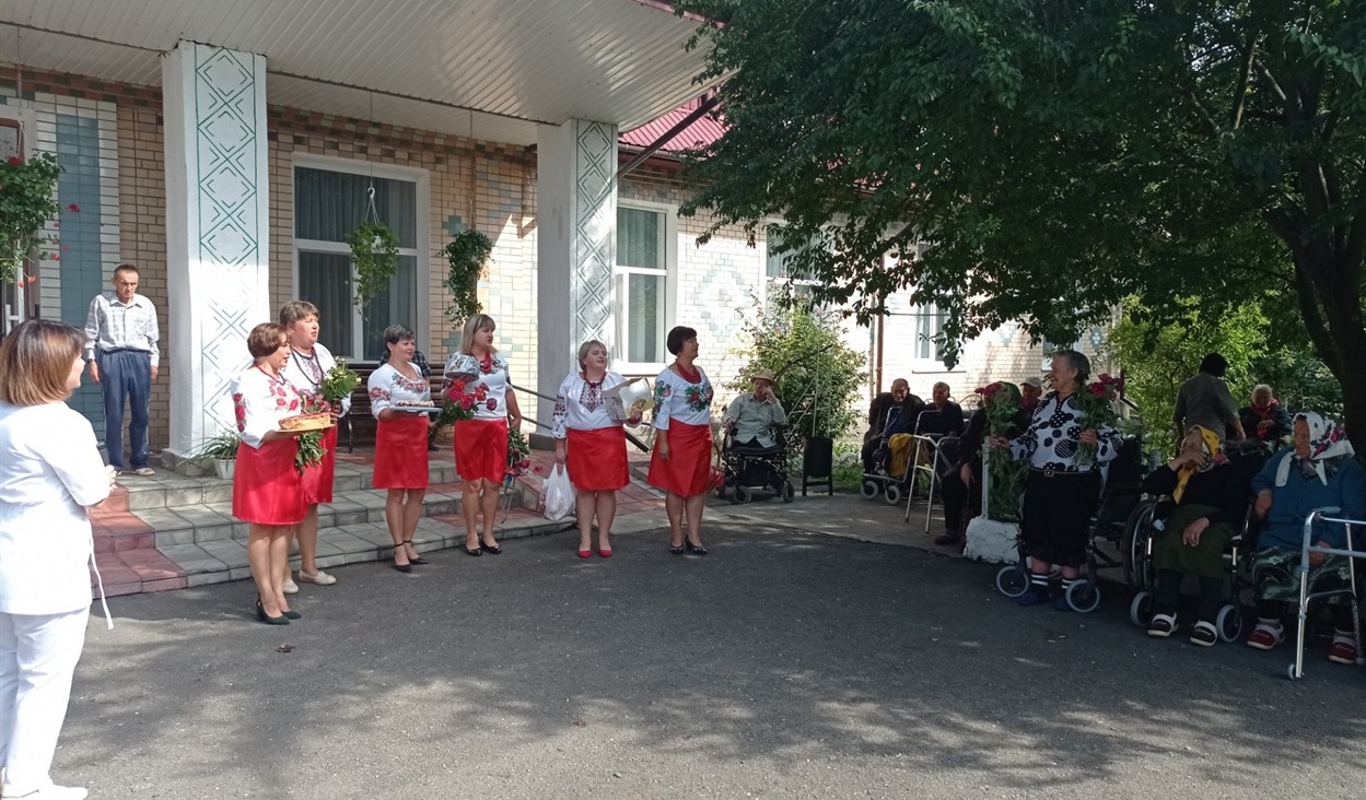 Почувши ці слова, іменинниця відразу підвелася з візка, зі слізьми на очах дякує за вітання і всіх земляків переціловує. 
