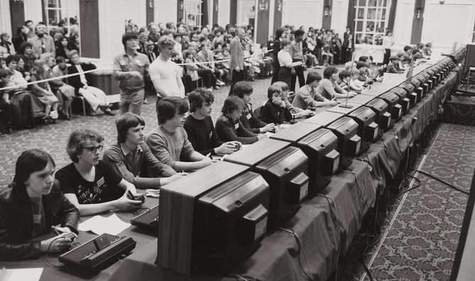 У першому масовому турнірі «Space Invaders» взяли участь понад 10 тисяч осіб.

