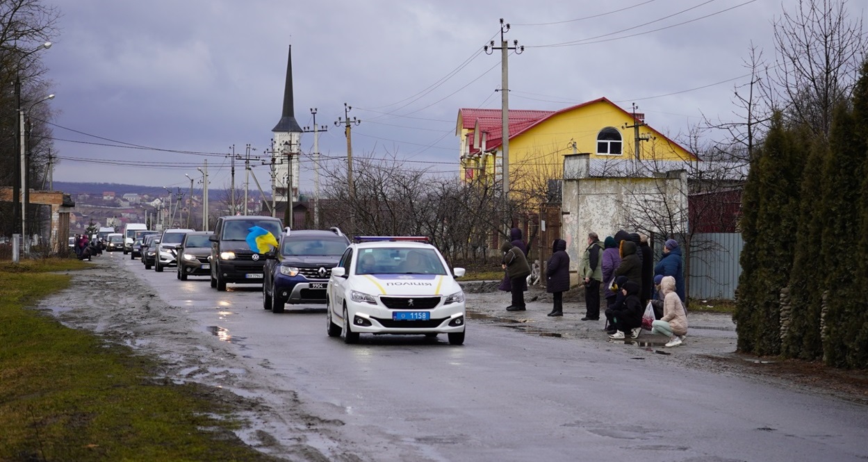 Похоронна процесія прямує до будинку загиблого у Городку