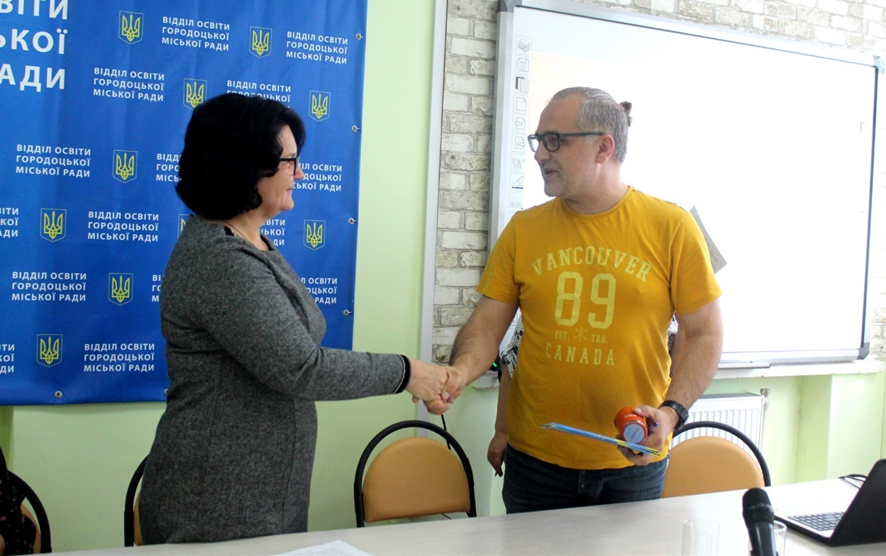 Урочистий момент підписання угоди.