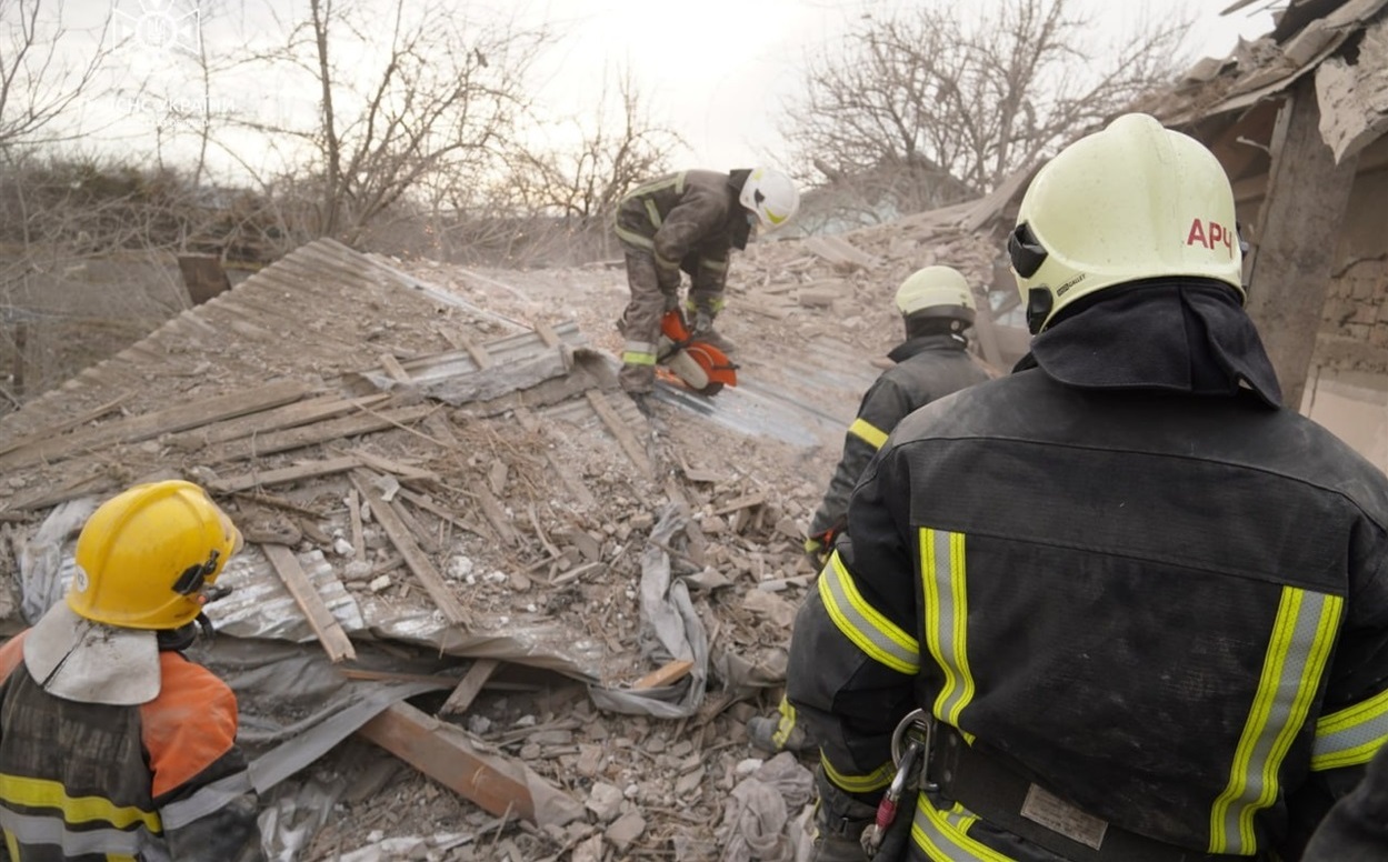 У Золочівському районі ворожа ракета впала у житловій зоні.