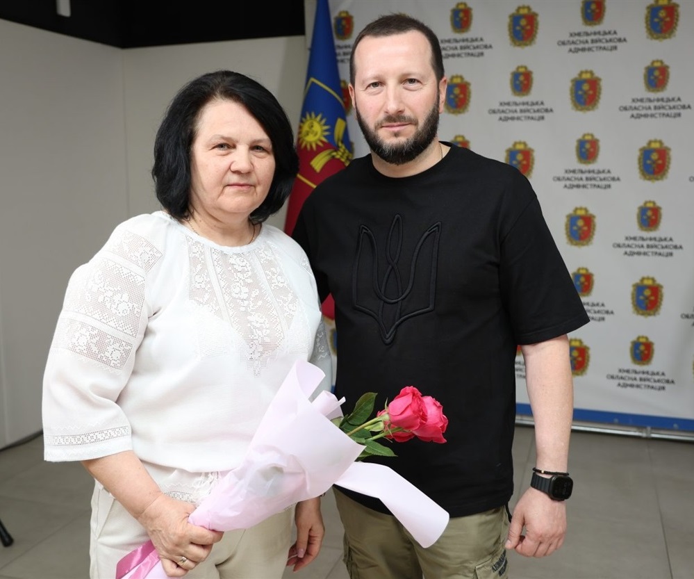 Неоніла Андрійчук із Сергієм Тюріним під час нагородження. 