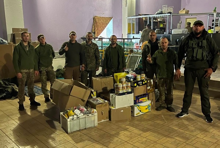 Окрім того, вони опікуються військовими на фронті.