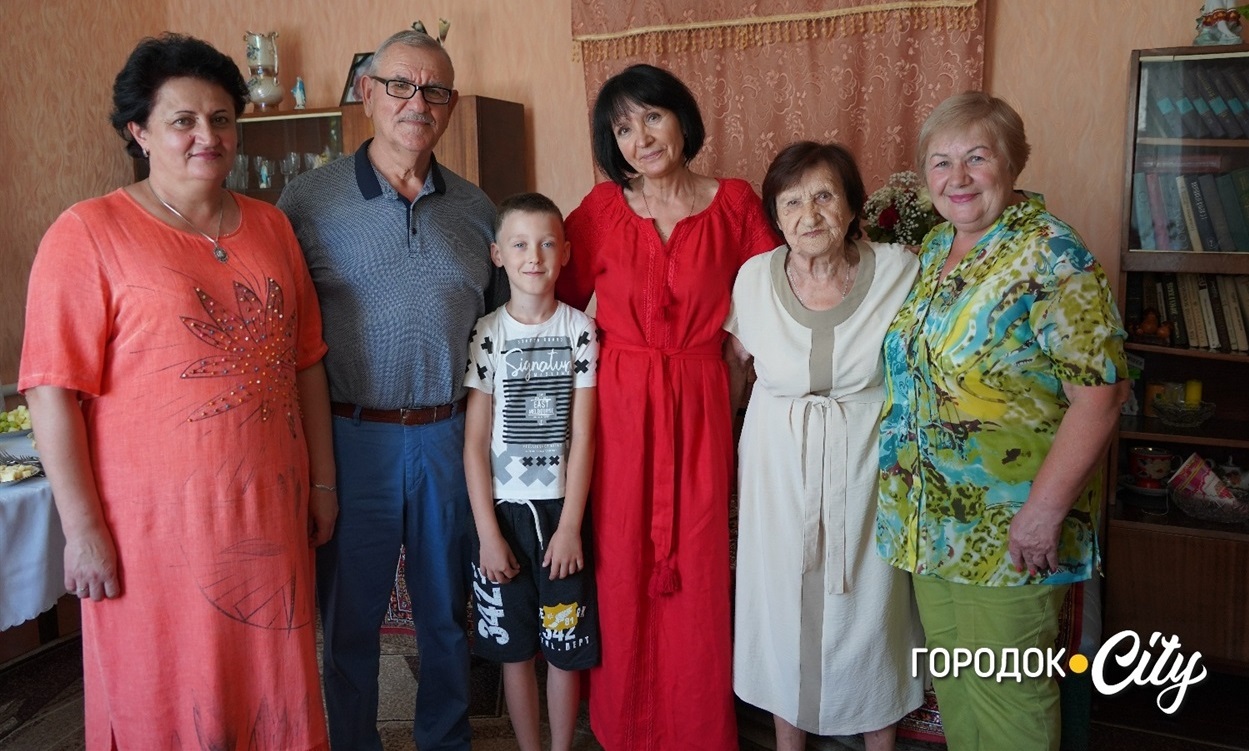 Пані Стефанія з чоловіком виховала двох дітей, має трьох внуків і двох правнуків. 