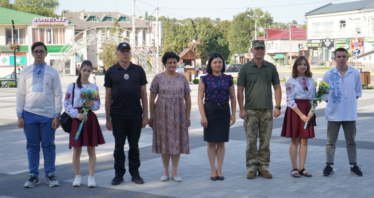 Городоччани на покладання квітів до меморіалів на площі Героїв Майдану. 