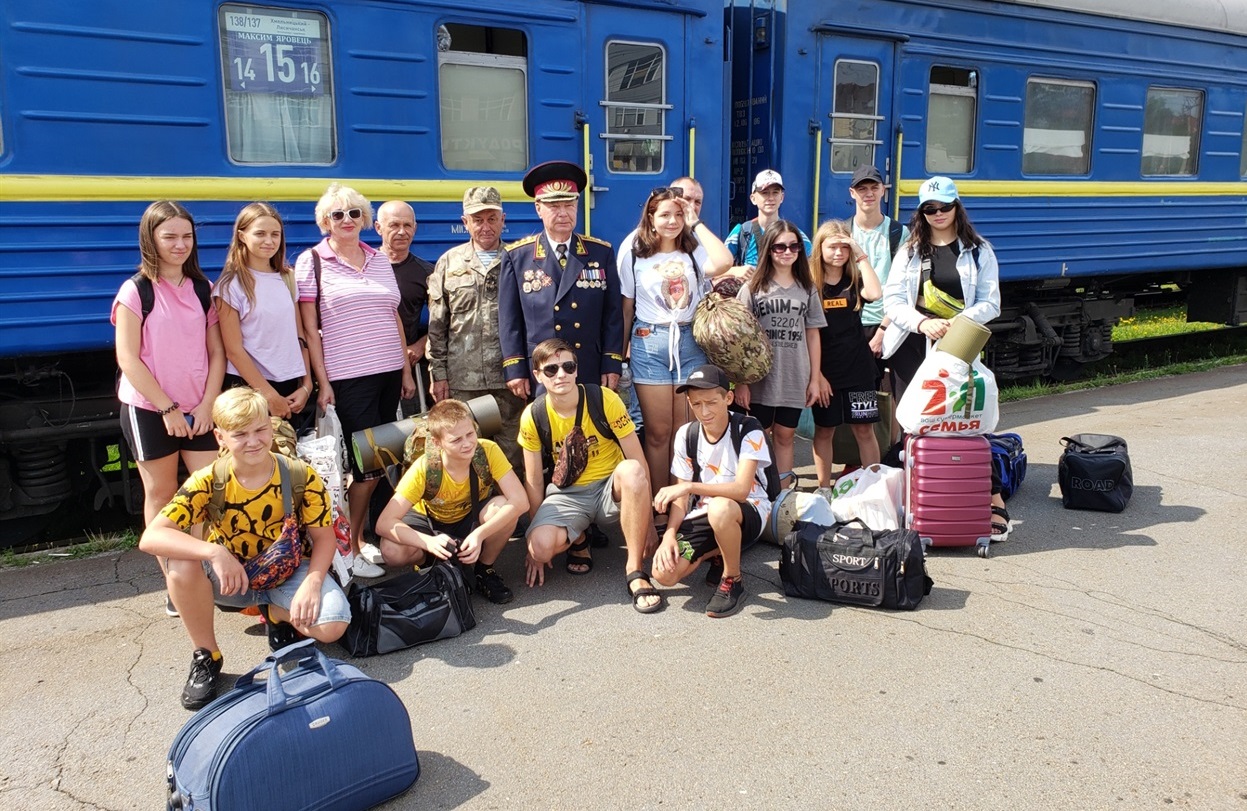 9 серпня на залізничному вокзалі міста Хмельницького городоцькі волонтери разом із кадетами ліцею №4 зустрічають своїх однолітків із Луганщини. 
