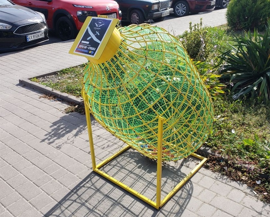 Ось у цій пляшці можна залишати кришки. Вона встановлена біля магазину «Кошик»
