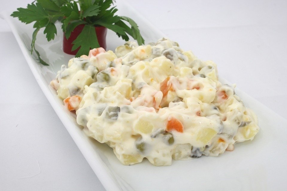 Літній салат із рисом, куркою і овочами