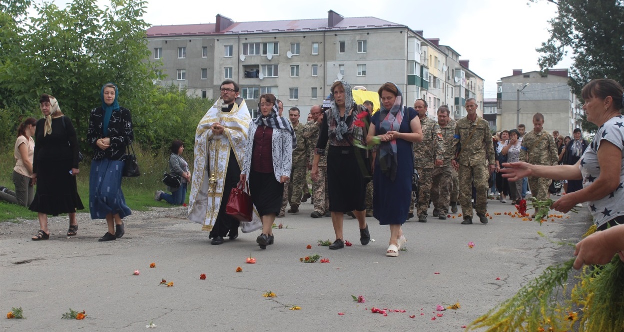 Дорогу йому встелювали живими квітами.