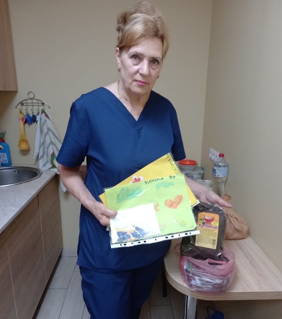 Листи та малюнки від дітей для воїнів — дуже важливі,  кажуть працівники медзакладів, які роздають допомогу пораненим військовим.