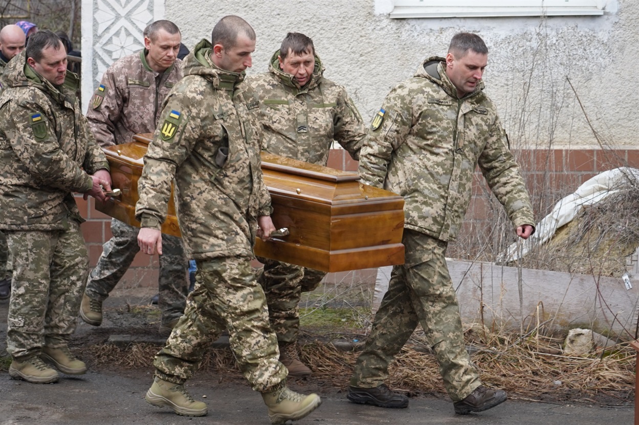 На подвір'ї, де жив молодий українець