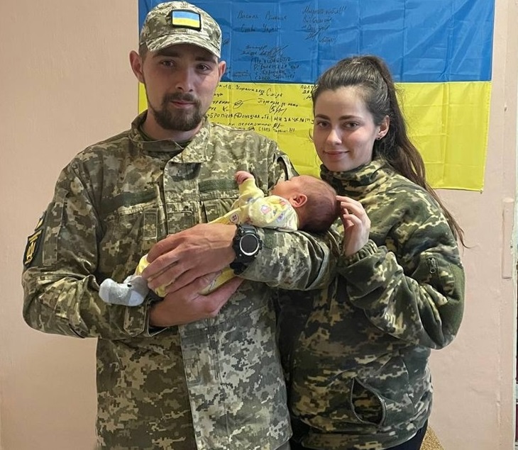 Молоде подружжя із синочком
