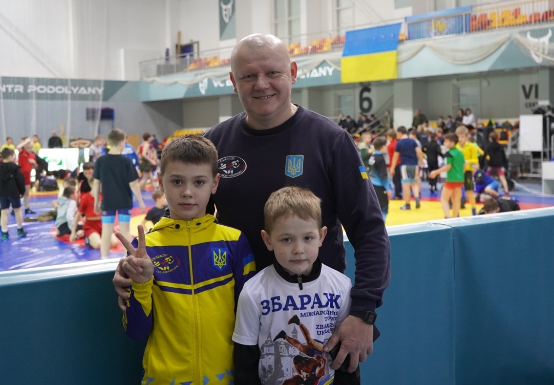 Роман Полікровський з синами.