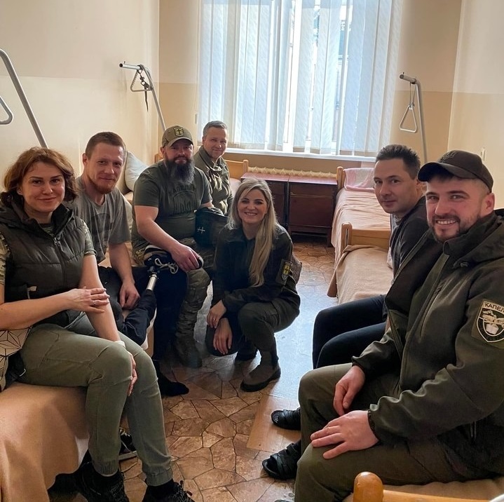 Руслан Зеленков з побратимами та посестрами. 