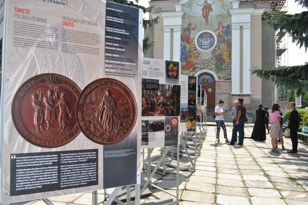 Виставка мобільна. Вона вже подорожувала містами Польщі, Литви та України, для мешканців яких ця дата є важливою.