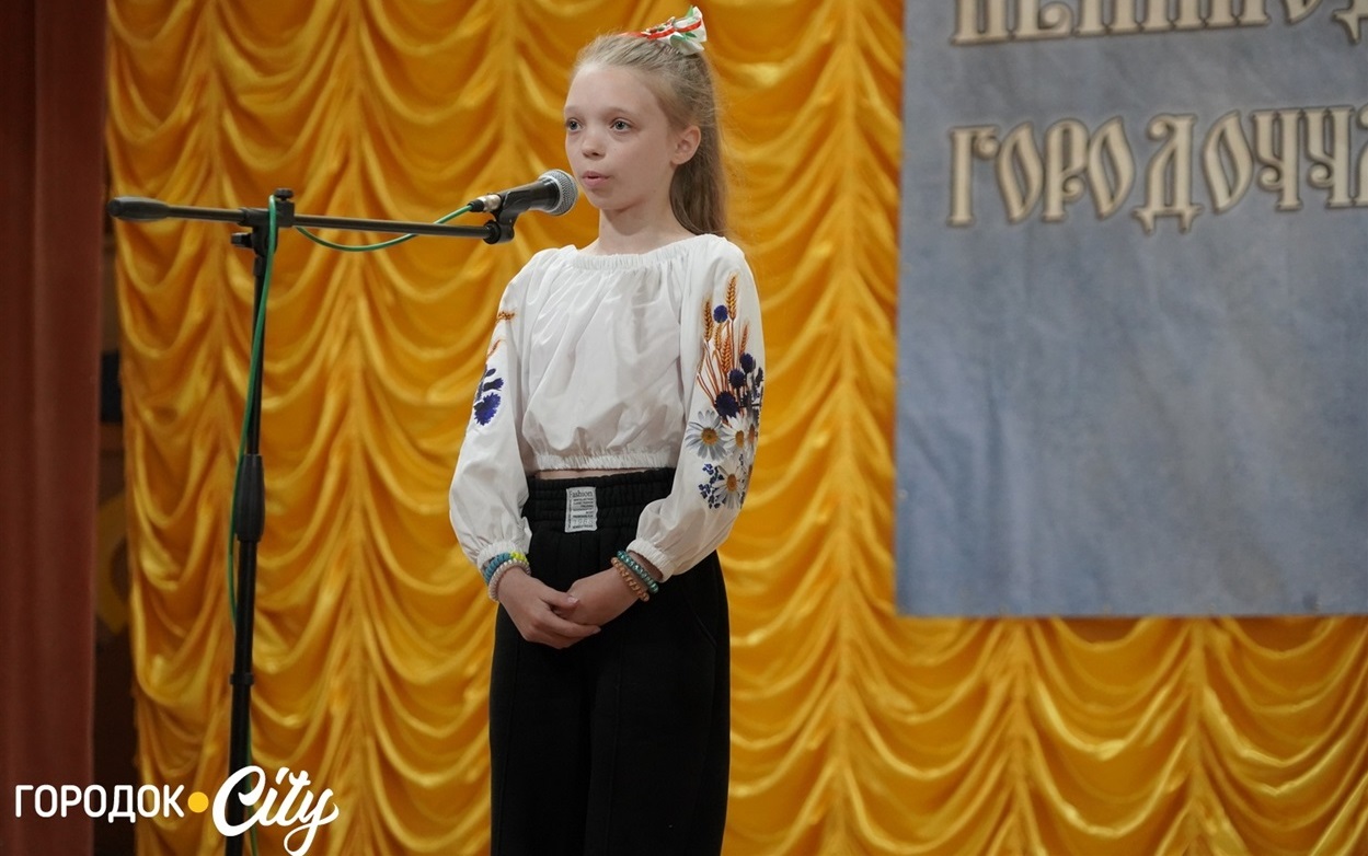 Із села Підлісний Олексинець приїхала , яка дикламувала вірш 