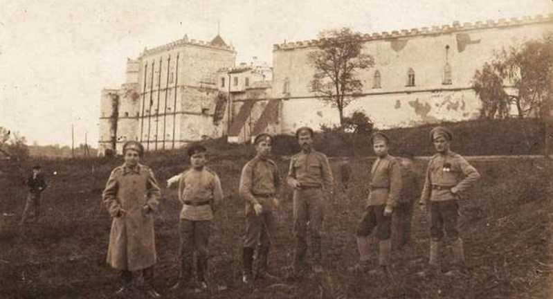 Військовослужбовці 34-го корпусу, який реорганізовано в 1-й Український на фоні Меджибізької фортеці.