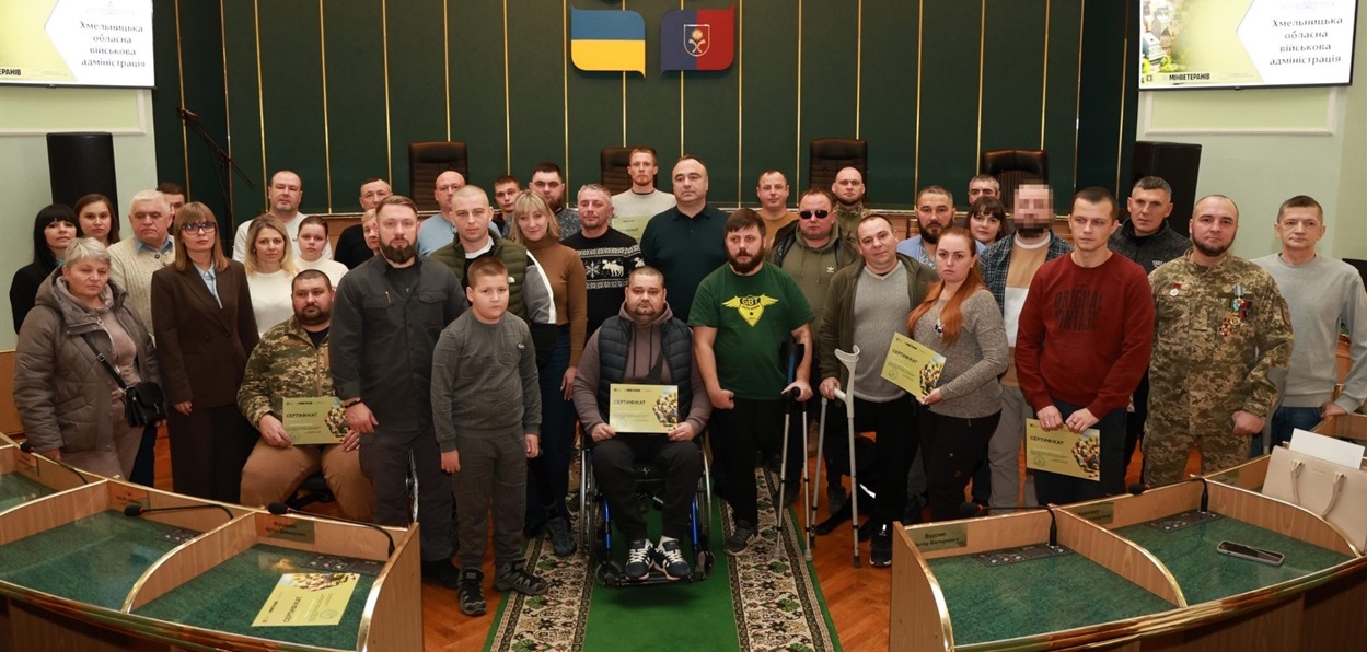 Ветерани війни та рідні полеглих воїнів під час вручення сертифікатів на помешкання. 