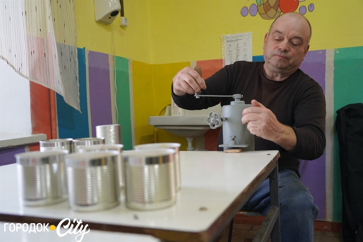 «Банка каші з рідної школи в окопі»: як Городоцький ліцей №1 підтримує своїх випускників на фронті