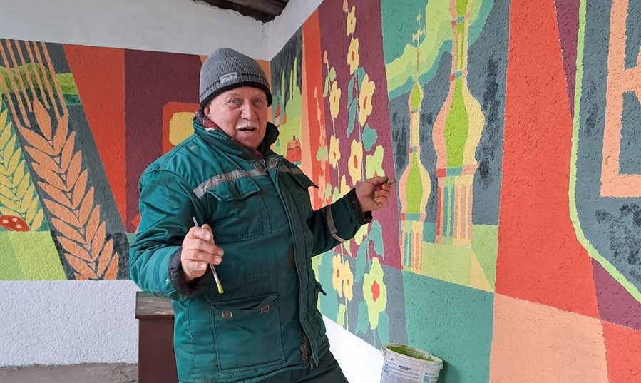 Олександр Мамлюк під час розпису автобусної зупинки.