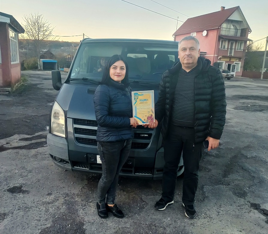 Представник благодійного фонду передає автівку секретарю міськради