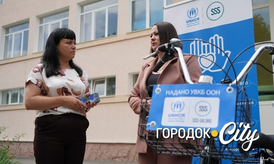 Олена Гріх з Аллою Касянюк обговорюють проєкт. 